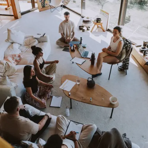 Grupo de personas durante una práctica guiada de mindfulness