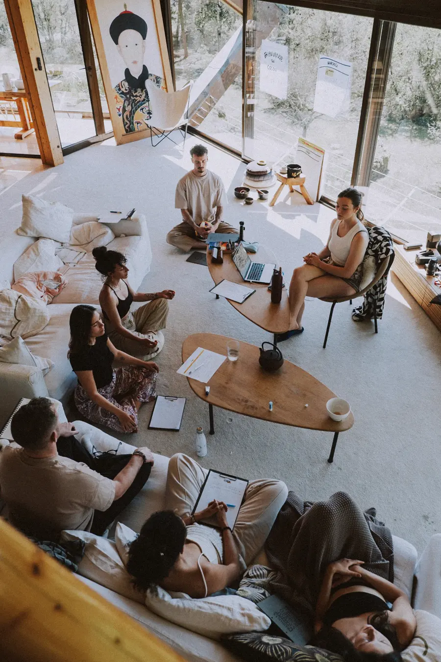 Grupo de personas durante una práctica guiada de mindfulness